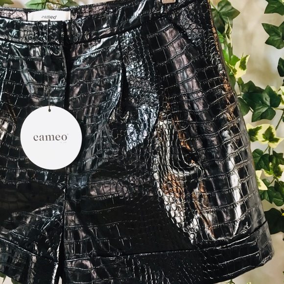 *Cameo The Label* High waisted croc look shorts 🖤 - Picture 4 of 9